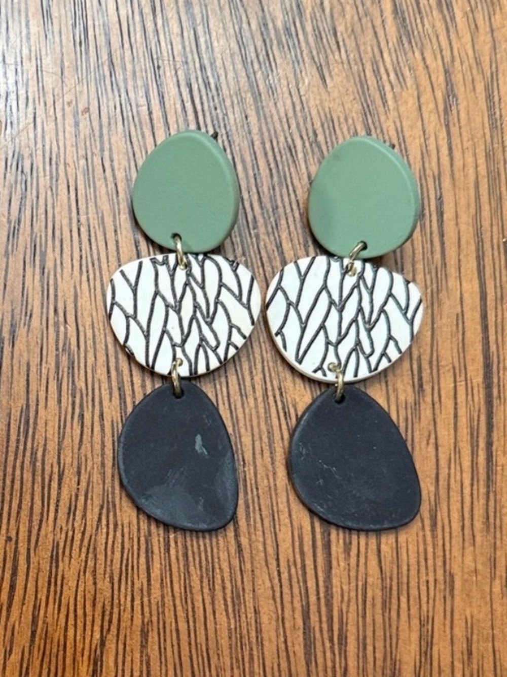 Artistic Leaf Pattern Earrings Set